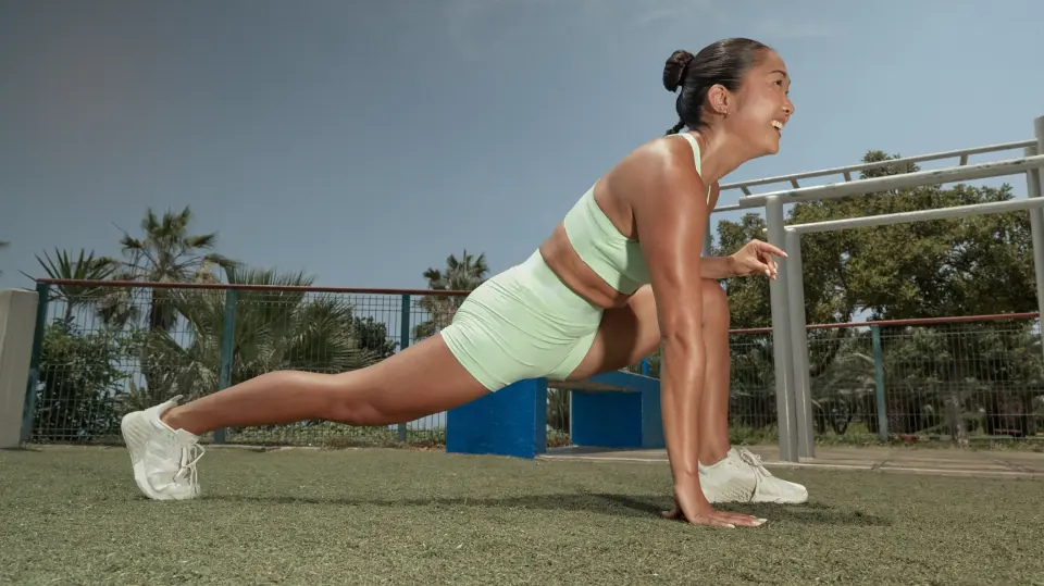 Mujer entrenando al aire libre