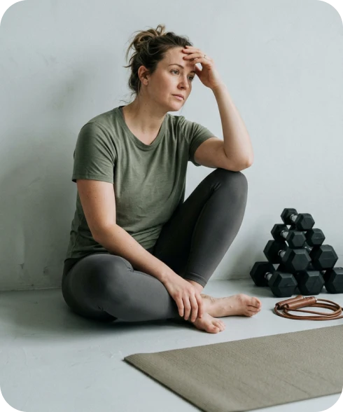 Mujer sentada después de entrenar